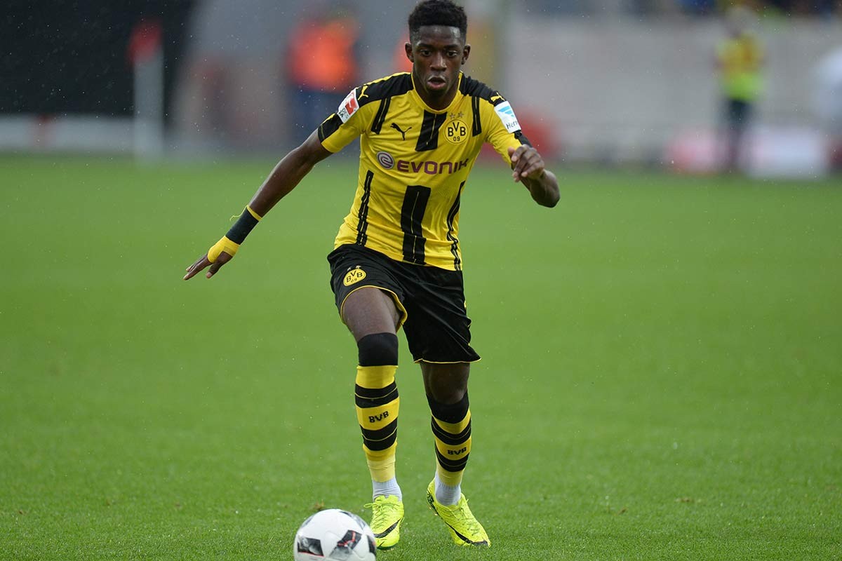 气得双手握拳！